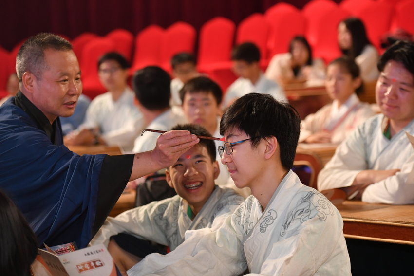 （供稿 旅游列表 三吴大地南京 移动版）华裔少年走进南京大报恩寺 体验“报恩文化”