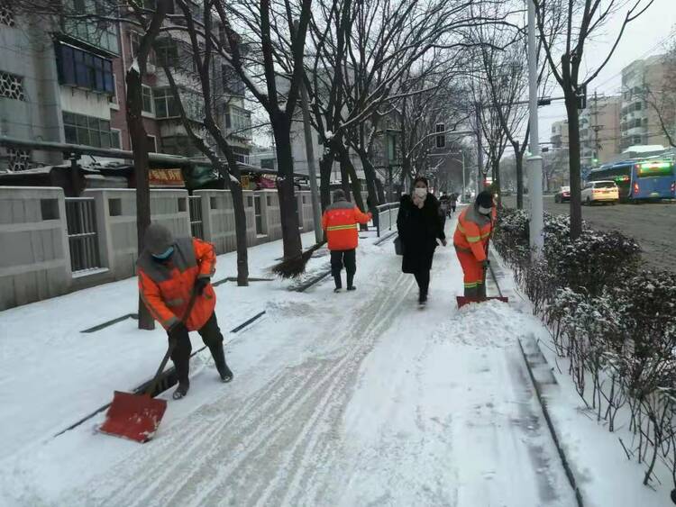 （原创）以雪为令 随雪而动 石家庄市新华区卫生队全力清雪 保障道路畅通_fororder_3