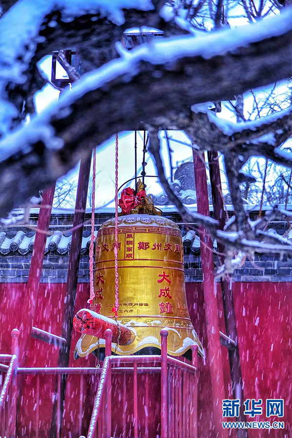 红墙青瓦遇白雪 文庙银装似画卷