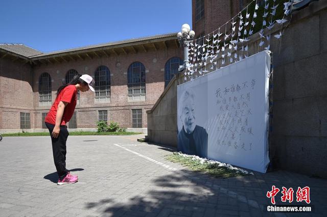 杨绛先生去世 清华学子千只纸鹤寄哀思