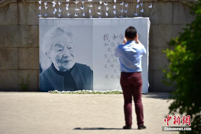 杨绛先生去世 清华学子千只纸鹤寄哀思