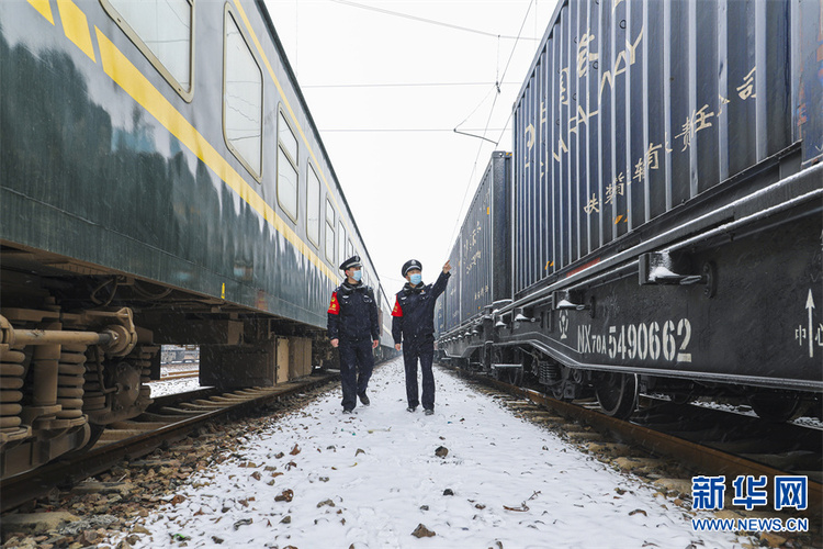 新春走基层|铁警护春运 雪中巡查