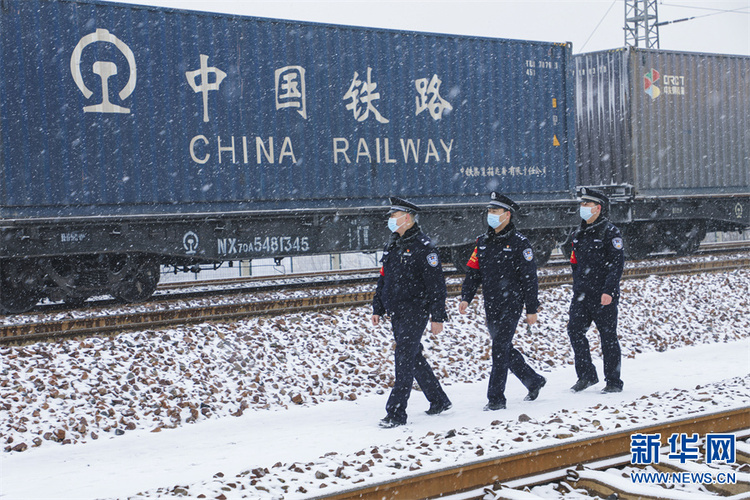 新春走基层|铁警护春运 雪中巡查