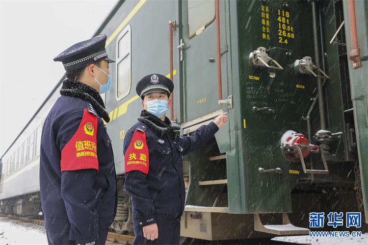 新春走基层|铁警护春运 雪中巡查