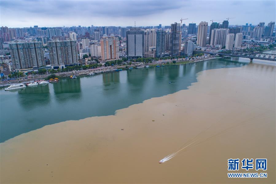 湖北襄阳：雨后汉江“泾渭分明”