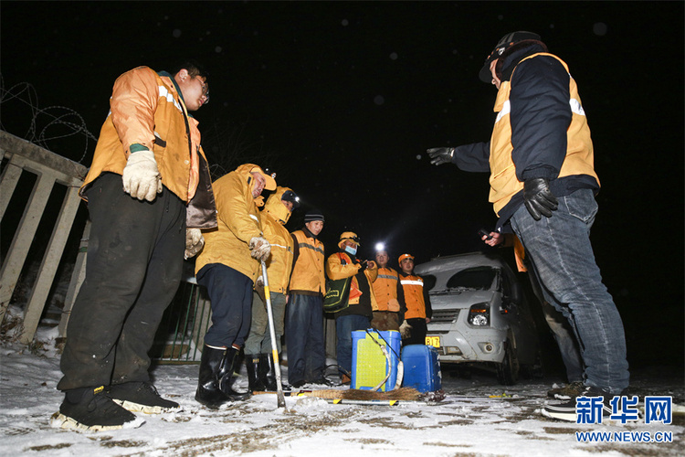 新春走基层|“以雪为令” 夜战保春运