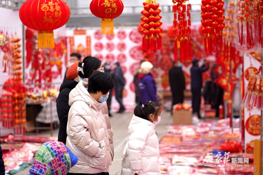 河北石家庄：年货市场“虎”味浓