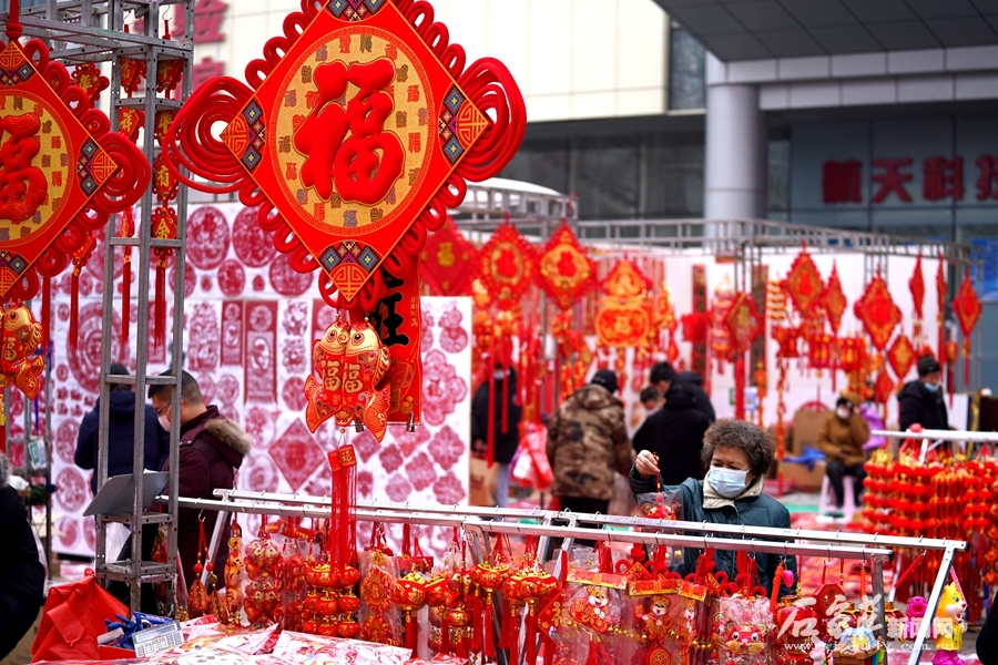 河北石家庄：年货市场“虎”味浓