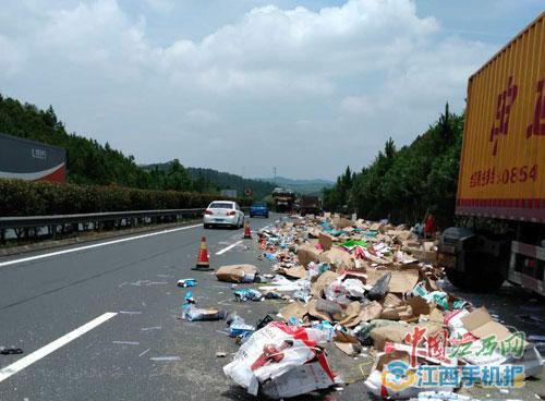 货车高速公路追尾 快递件“晒”一地(图)