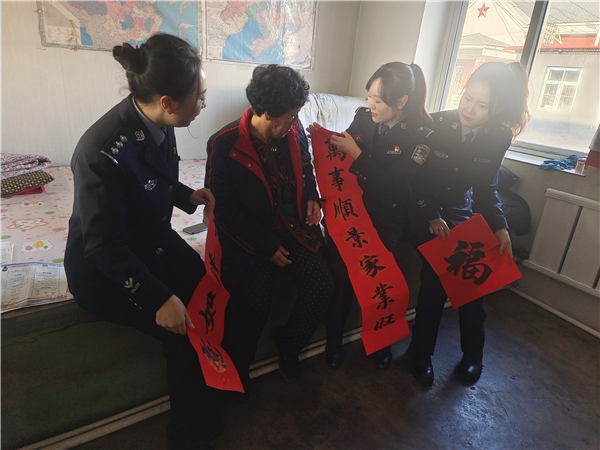 抚顺公安新春送暖：女子警务区民警春节走访暖人心_fororder_看望台山村老人