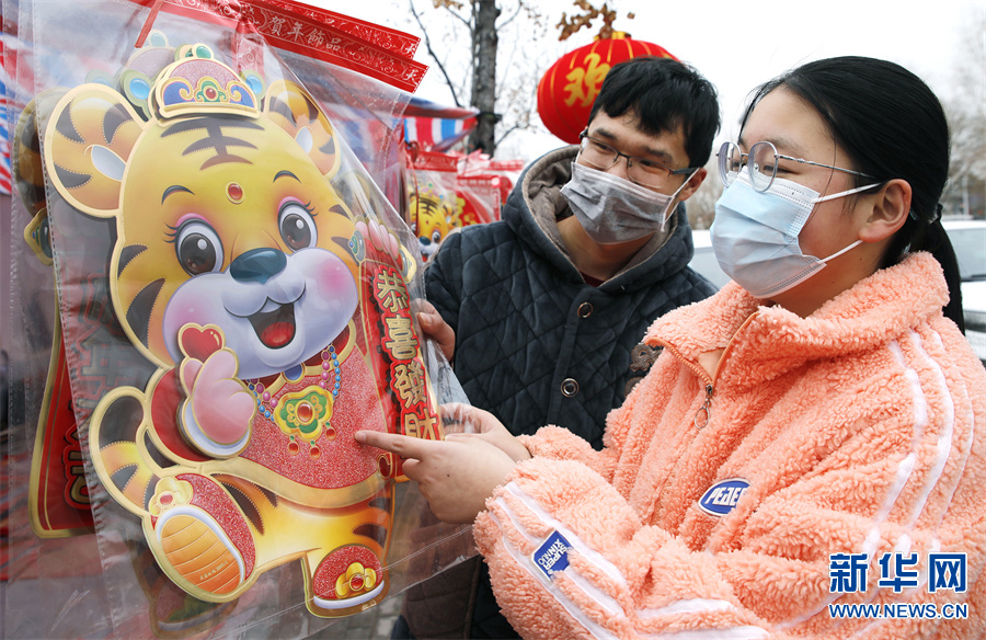 购年货、写春联、剪窗花……年味扑面而来