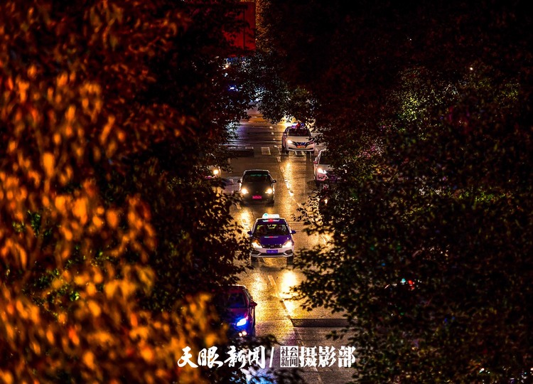 （中首）贵阳：红红火火迎新年 年味夜景亮起来