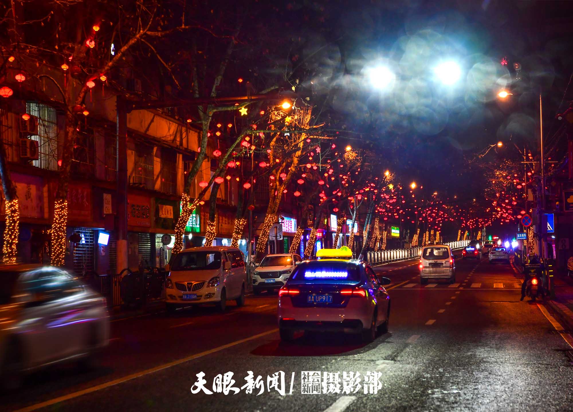 （中首）贵阳：红红火火迎新年 年味夜景亮起来