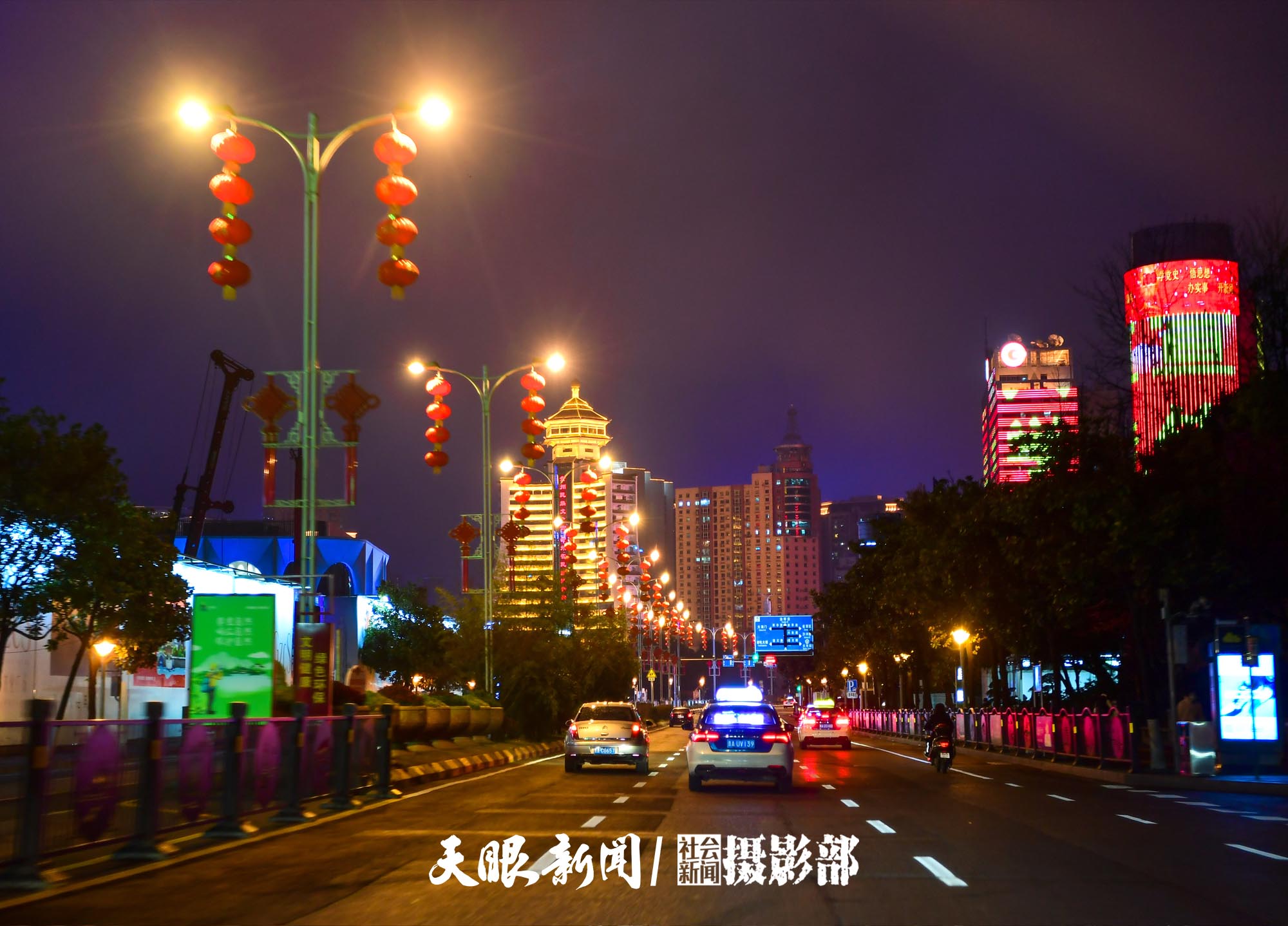 （中首）贵阳：红红火火迎新年 年味夜景亮起来