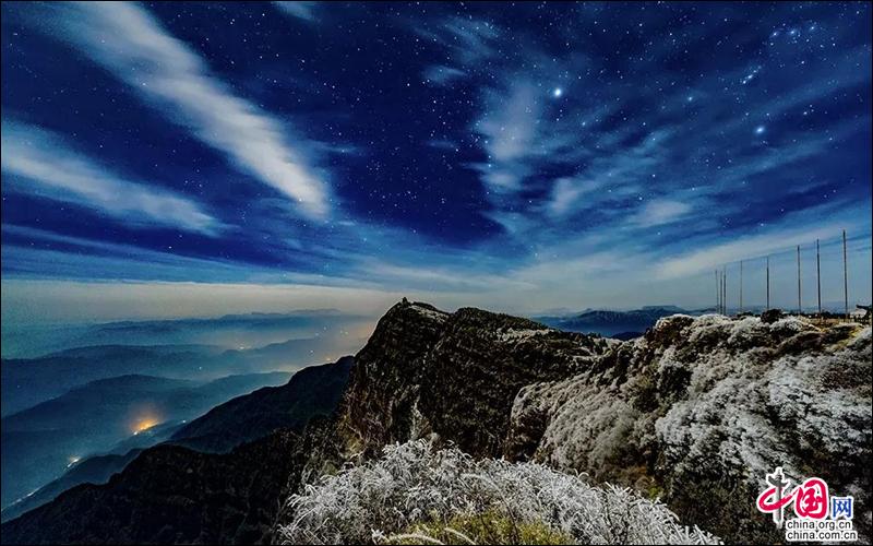 在峨眉山冬季的浩瀚星河里丢了时间、丢了魂