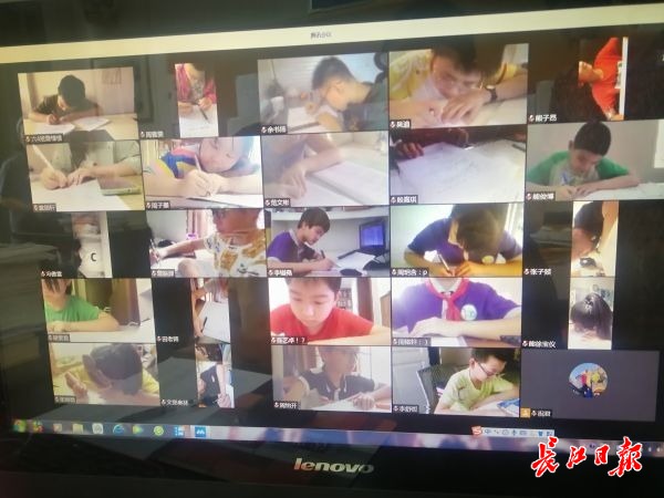 穿着校服戴着红领巾 小学“云上毕业考”仪式感十足