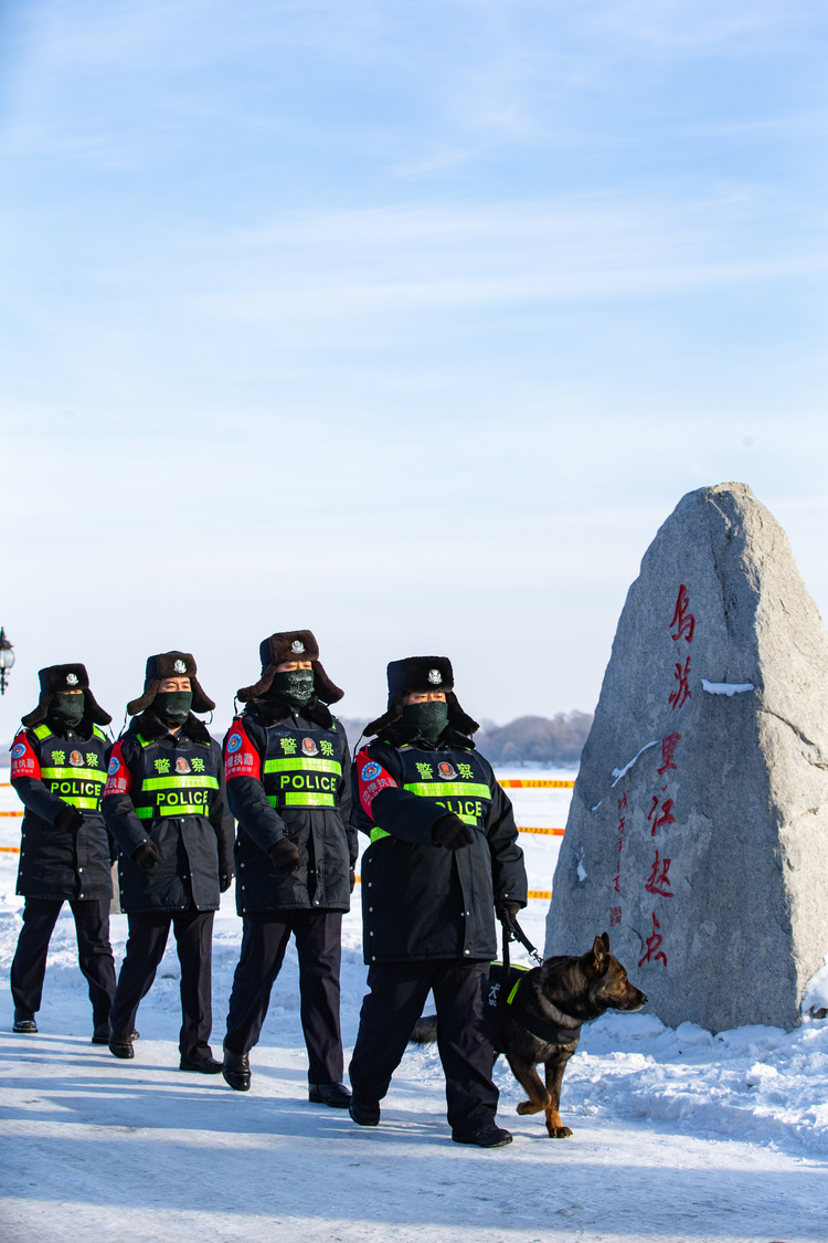 新春走基层 | “虎警官”携“黑虎”迎虎年_fororder_虎头边境派出所民警携警犬“黑虎”从乌苏里江起点处开始巡逻。