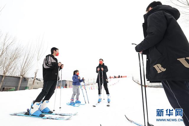 河北平乡：农村掀起滑雪热