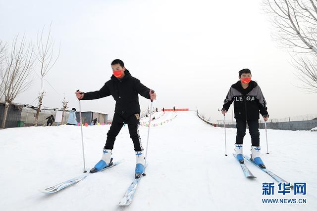 河北平乡：农村掀起滑雪热