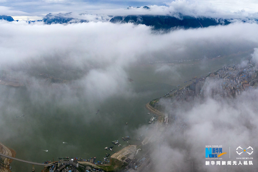 航拍雨后三峡云雾奇观：青山如黛，云雾如烟