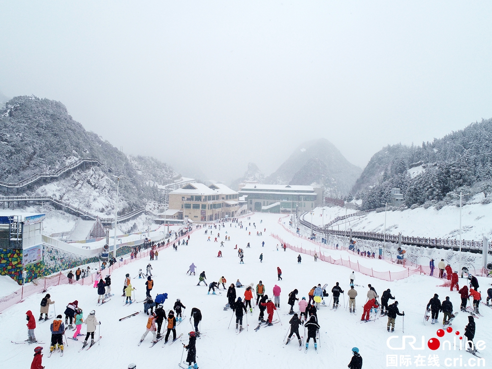 贵州六盘水：银装素裹梅花山  冬季滑雪乐翻天_fororder_换2