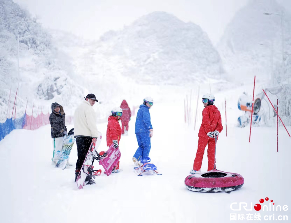 贵州六盘水：银装素裹梅花山  冬季滑雪乐翻天_fororder_杨4