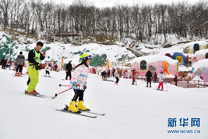 湖北保康：春节假期乐享冰雪运动