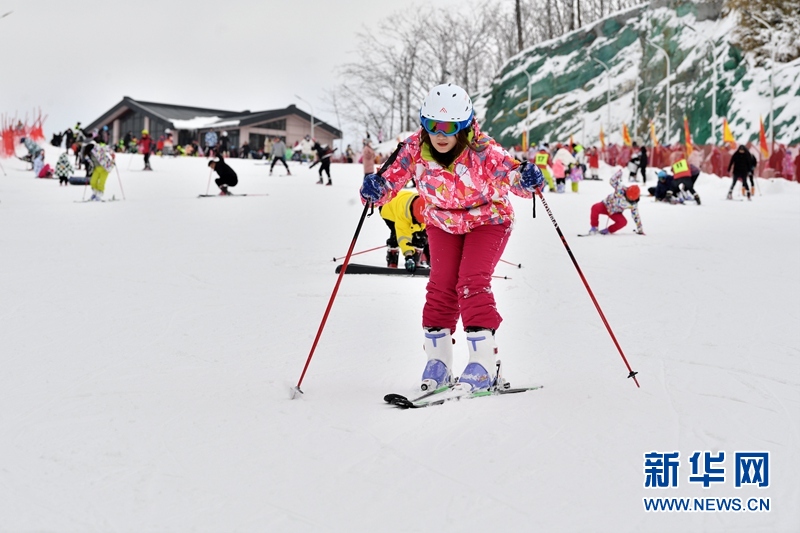 湖北保康：春节假期乐享冰雪运动