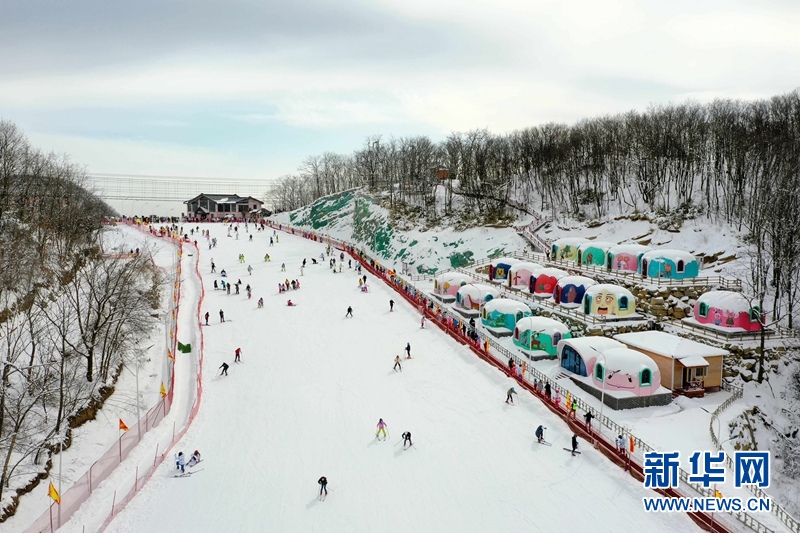 湖北保康：春节假期乐享冰雪运动