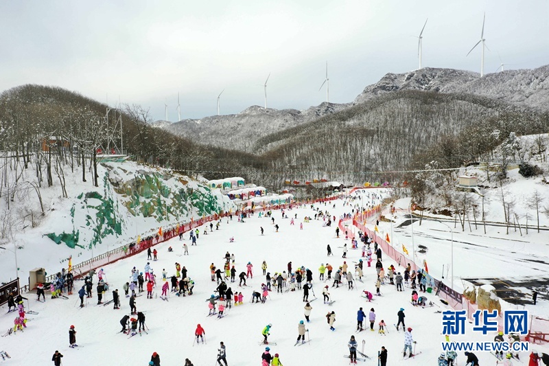 湖北保康：春节假期乐享冰雪运动