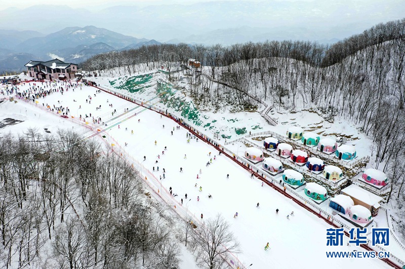 湖北保康：春节假期乐享冰雪运动