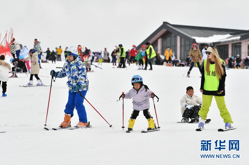 湖北保康：春节假期乐享冰雪运动