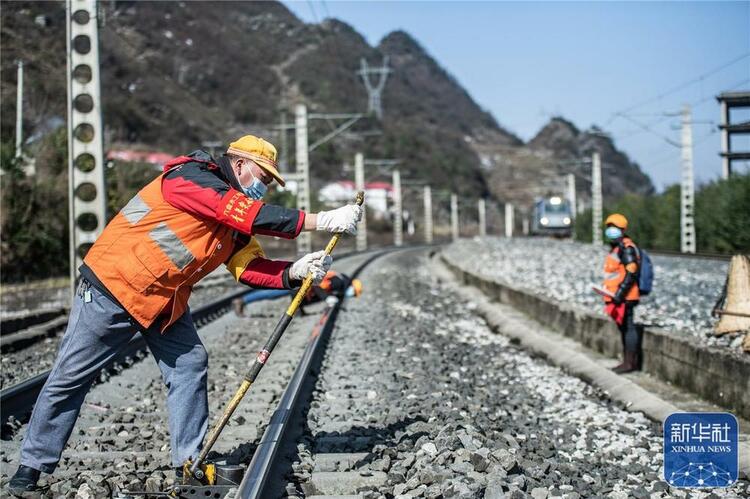 新春走基层丨梅花山上的铁路医生