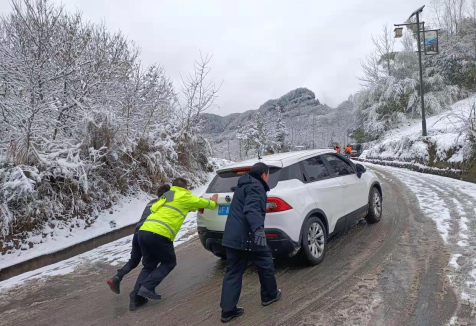 【原创】重庆万州：民警风雪中守护群众平安路_fororder_微信图片_20220208160453