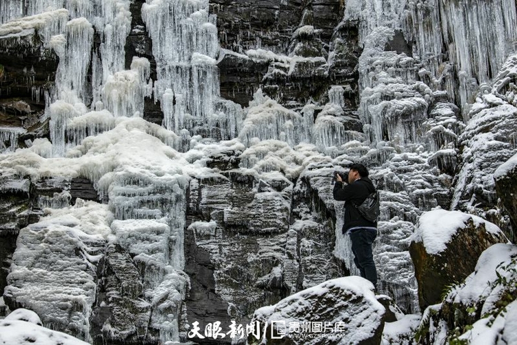 （中首）冰瀑奇观降临百里杜鹃