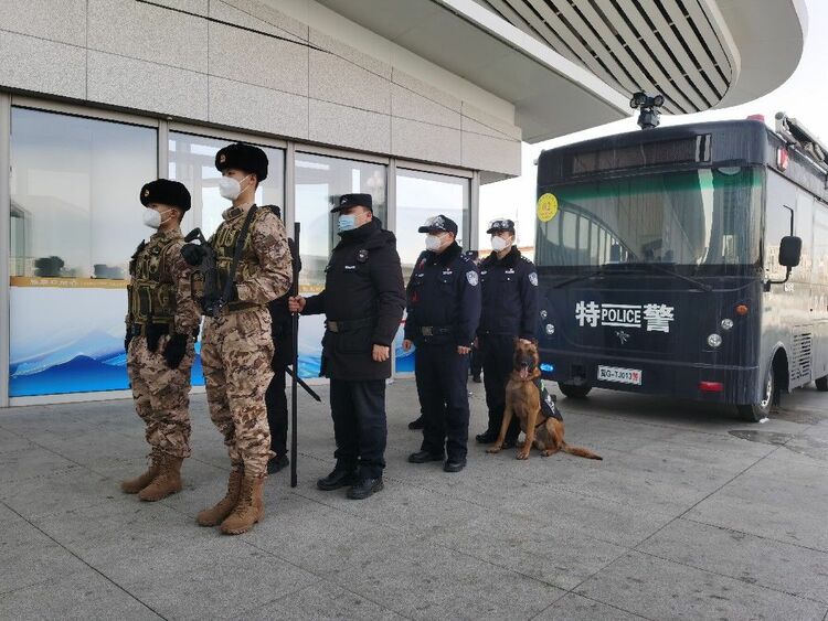 牡丹江铁路警方护航春运返程客流高峰