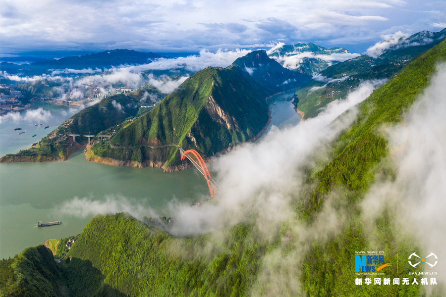 【城市远洋带图】【“飞阅”中国】航拍雨后三峡云雾奇观：青山如黛，云雾如烟