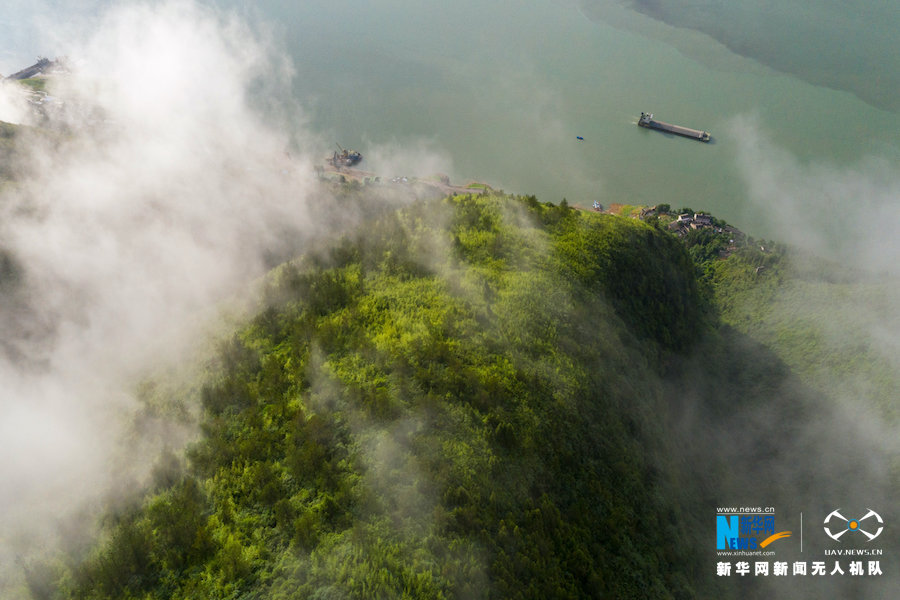 【城市远洋带图】【“飞阅”中国】航拍雨后三峡云雾奇观：青山如黛，云雾如烟