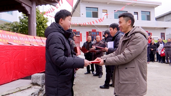 （供稿）黔南平塘克度镇前进村举行恩德助学公益活动_fororder_平塘