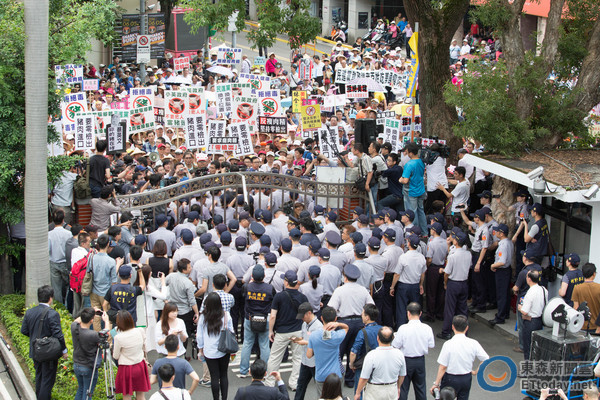 台猪农强翻闯民意机构 抗议美猪进口