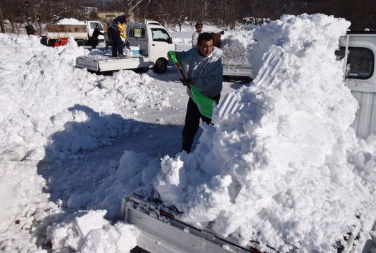 为了应对更强的降雪，当地全力以赴清理积雪_fororder_6@5{5X[1NY39H03D6W${@WM