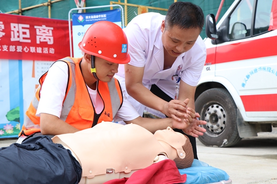 贵州遵义：关爱民工健康 免费体检进工地