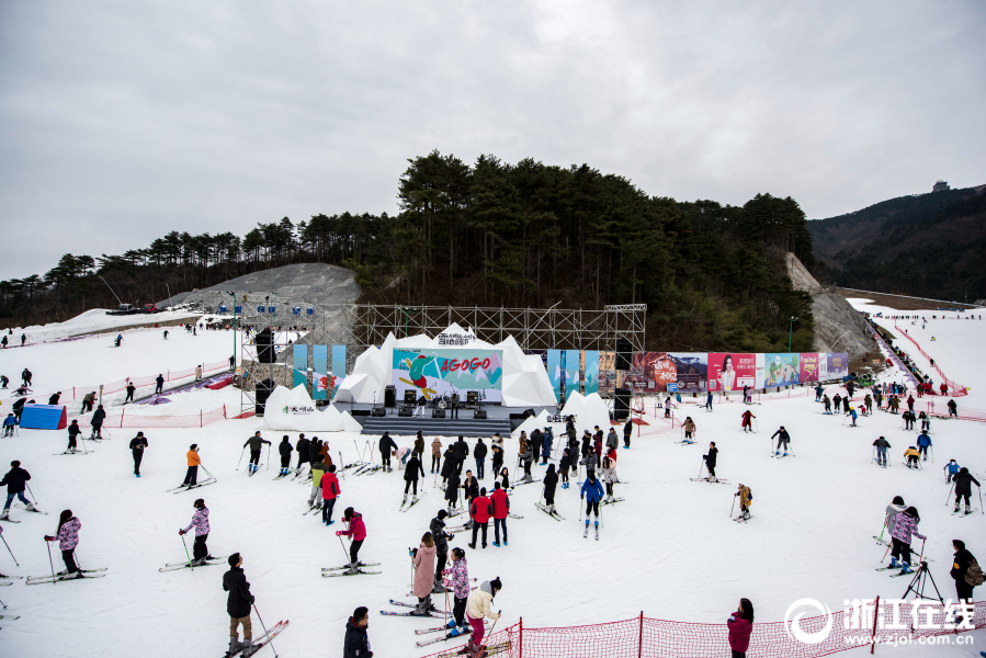 临安大明山滑雪场开门迎客