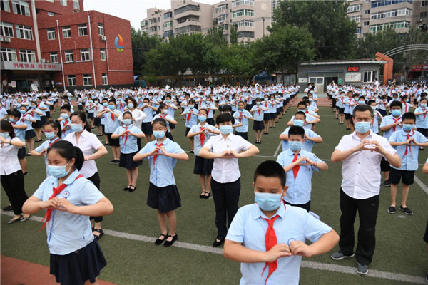 沈阳辽三小学教育集团千名师生用手语演绎抗“疫”歌曲