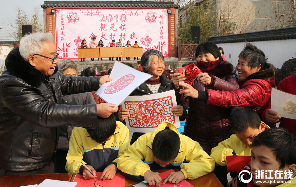 德清：民俗迎新年 “村晚”闹盈盈