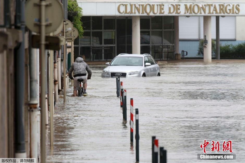 法国多地面临暴雨洪水 街道变河道