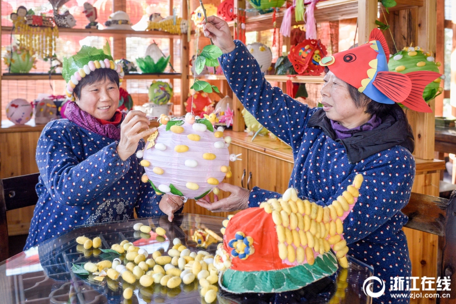 浙江湖州村民手制蚕灯祈福新年好运