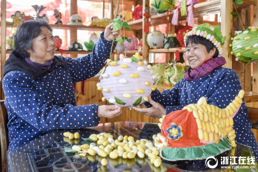 浙江湖州村民手制蚕灯祈福新年好运