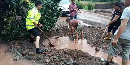 【CRI专稿 列表】重庆交巡警暴雨中疏堵保畅 全力维护道路交通秩序