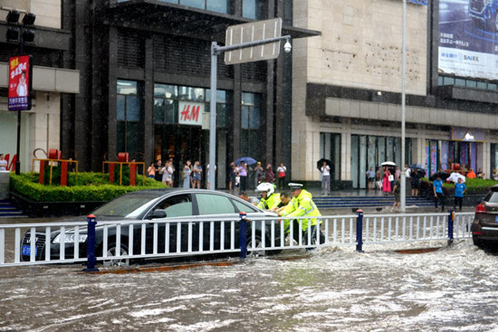 【CRI专稿 列表】重庆交巡警暴雨中疏堵保畅 全力维护道路交通秩序